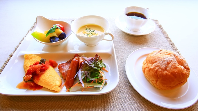 【朝食】金鱗湖を一望できるレストランでご朝食！焼きたてパンと絶品オムレツの朝食付きプラン
